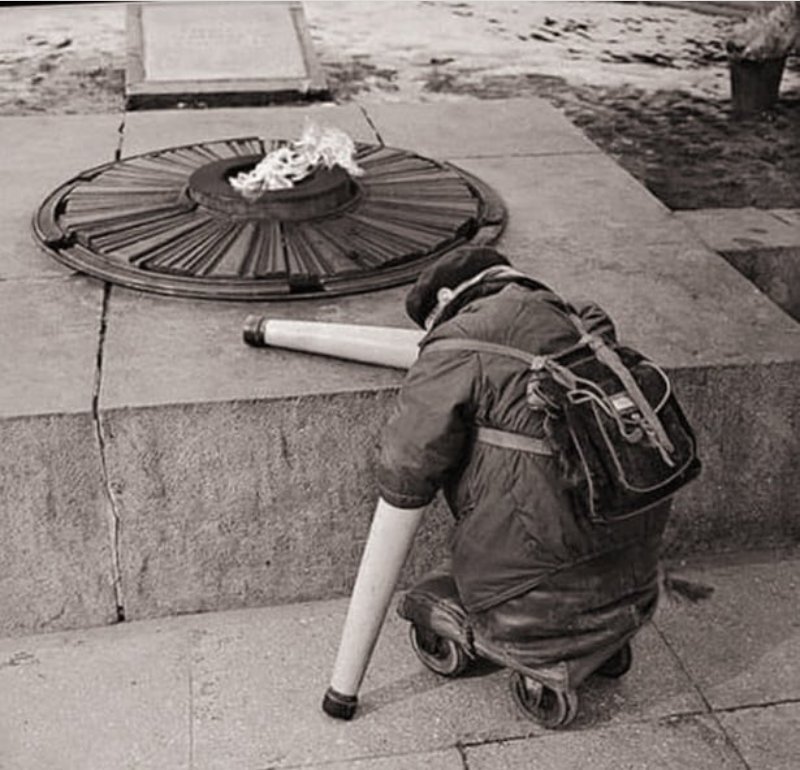 "Память" автор Анатолий Грахов, 1966 год.
Этот снимок тогда же получил международную премию на конкурсе в Амстердаме, но в СССР автору посоветовали фото не демонстрировать. Однако военный связист и участник Парада Победы 1945 не послушал советы.
#ДеньПобеды