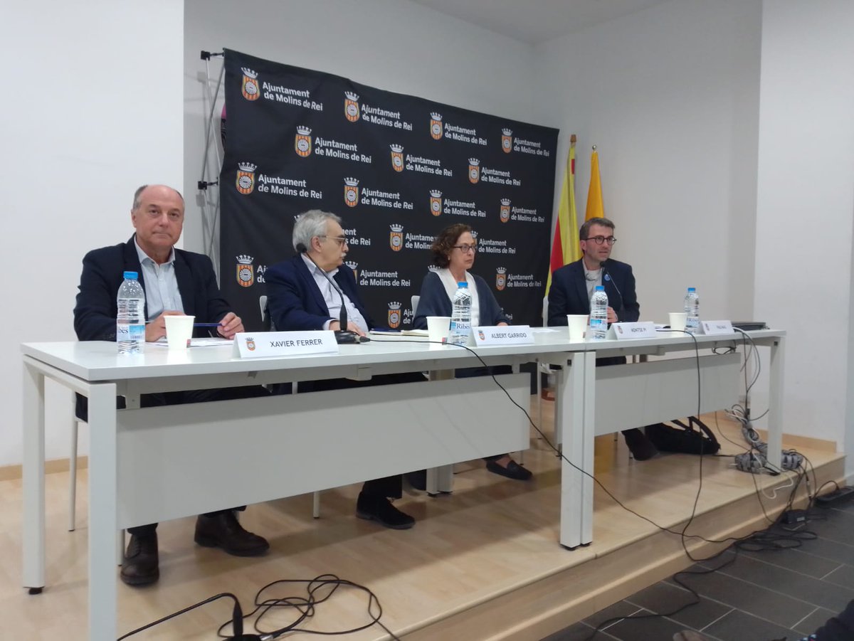 catalunyaeuropa's tweet photo. 🇪🇺 Amb motiu del #DiaEuropa2022 celebrem el col·loqui "Europa davant les crisis" amb tres analistes: Albert Garrido, Xavier Ferrer i Montse Pi, al Centre Cultural Federació Obrera de #MolinsDeRei.

📸 Presenta l'acte Àlex Herrero, regidor d'Afers europeus. #SetmanaEuropea #Europa https://t.co/eS0rrsFnk2
