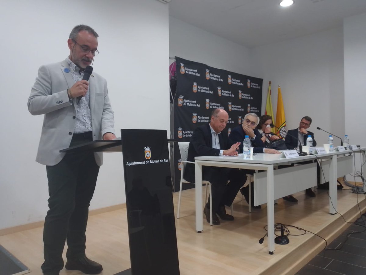 catalunyaeuropa's tweet photo. 🇪🇺 Amb motiu del #DiaEuropa2022 celebrem el col·loqui "Europa davant les crisis" amb tres analistes: Albert Garrido, Xavier Ferrer i Montse Pi, al Centre Cultural Federació Obrera de #MolinsDeRei.

📸 Presenta l'acte Àlex Herrero, regidor d'Afers europeus. #SetmanaEuropea #Europa https://t.co/eS0rrsFnk2