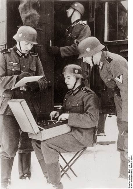 CyberChev's tweet photo. 9 Mayıs 1941.
İngiliz Kraliyet Donanması, Almanların savaşta gizli mesajların şifrelenmesi ve tekrar çözülmesi amacı ile kullanılan Enigma makinesini ele geçirdi. #History #tarih #WWII #WW2 #War https://t.co/8TnueEcUa6