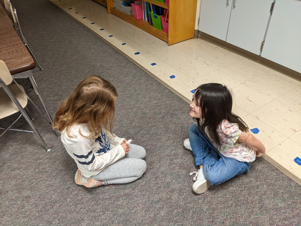 Parkview_MISD's tweet photo. To practice retelling a story using the correct sequence of events, these Kindergarten students engaged in a cooperative learning structure called "Rally Robin." This is a way for all students to stay engaged and participate in discussions. #starryinspire #misdinspire https://t.co/UGMqdUsGUr