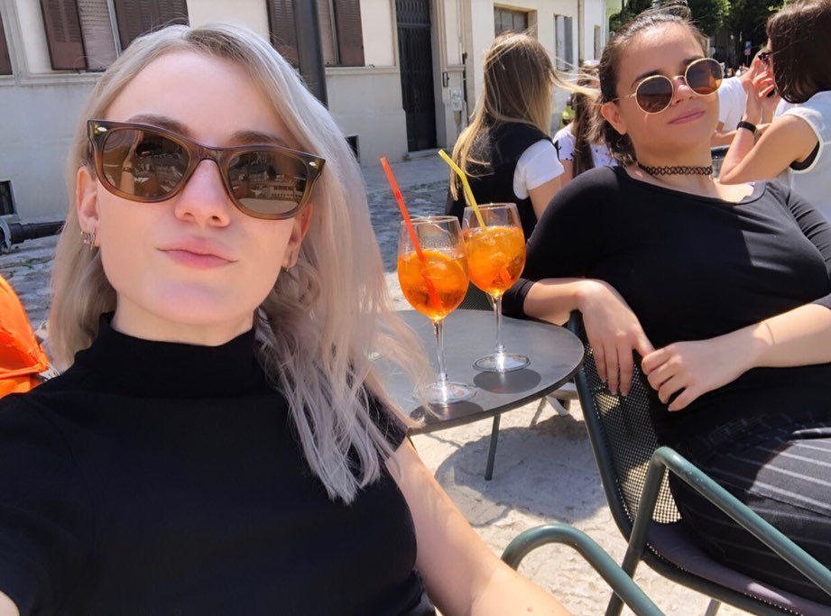 Do you have a friend who wants to come for afternoon tea?🤣🤣