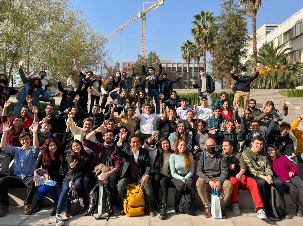 ignaciobriones_'s tweet photo. Hoy, junto a Rodrigo Valdés, conversamos con un centenar de alumnos de la UC, sobre el momento económico, políticas públicas, mirada de largo plazo sobre Chile y lecciones de nuestras experiencias como ministro. Infinitas gracias al movimiento @AvanzarU por la gran invitación. https://t.co/Jx0AyivN1f