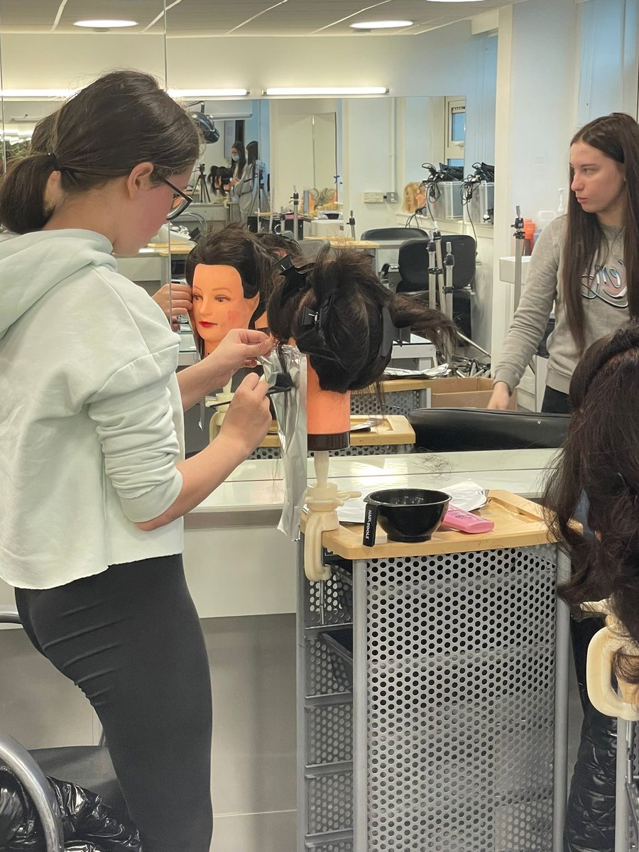 piomckenzie's tweet photo. EVIP hairdressers @Glasgow_Clyde learning the technique of hair foiling getting them ready to move up (hopefully) to Level 5 in the new term #introtocolour #foiling #colouringprocess https://t.co/yry4cvGCOO