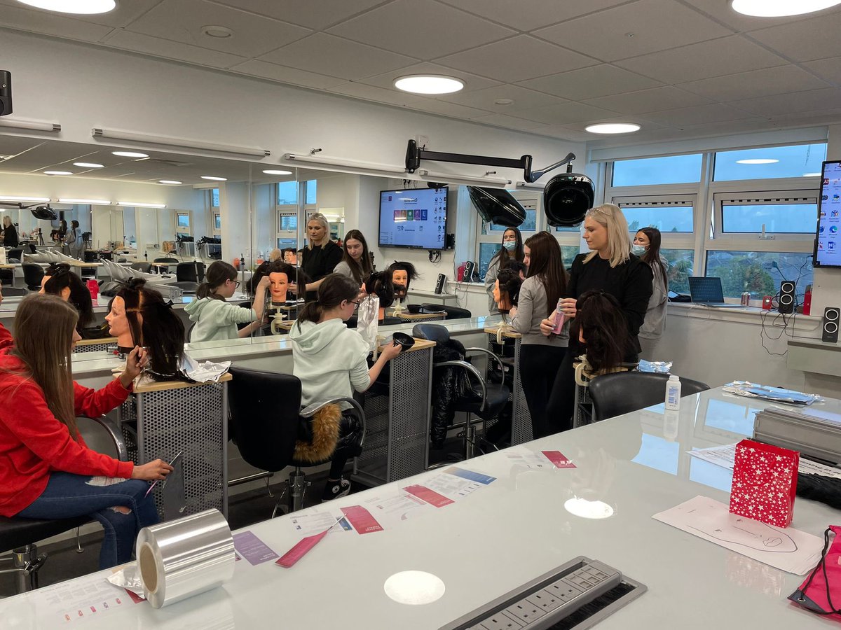 piomckenzie's tweet photo. EVIP hairdressers @Glasgow_Clyde learning the technique of hair foiling getting them ready to move up (hopefully) to Level 5 in the new term #introtocolour #foiling #colouringprocess https://t.co/yry4cvGCOO