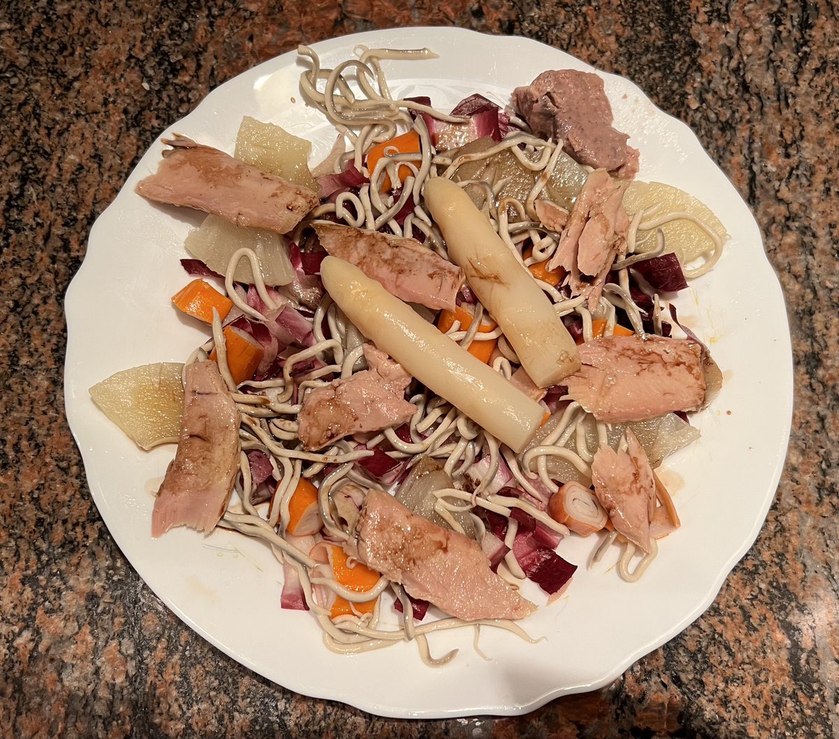 majose_rial's tweet photo. Amanida de endivia roja, surimi, ventresca, pinya, gula i i espàrrecs. Aquí es veu millor. Es que tenia gana i no he editat la foto. 😉
Veig moltes amanides últimament. 
#operaciobikini https://t.co/gxskePCa5B