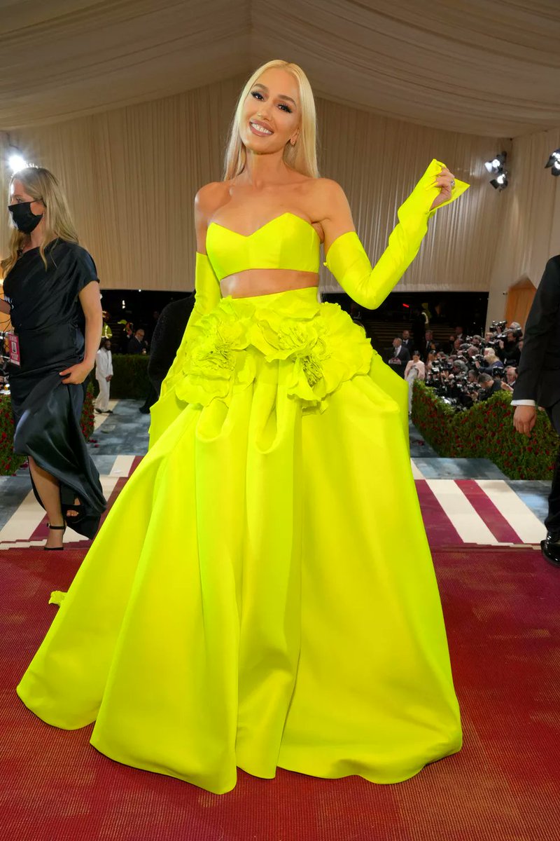 amodafashionz's tweet photo. Gwen Stefani vestindo Vera Wang e fazendo sua própria maquiagem para o Met Gala 22 👗👖👕
Como um ícone da moda totalmente pago, quando se trata de escolher uma roupa para o Met Gala, Gwen Stefani sempre entende a tarefa.
#gwenstefani #moda #MetGala2022 #MetGala #style #styk https://t.co/UILHq57z6f
