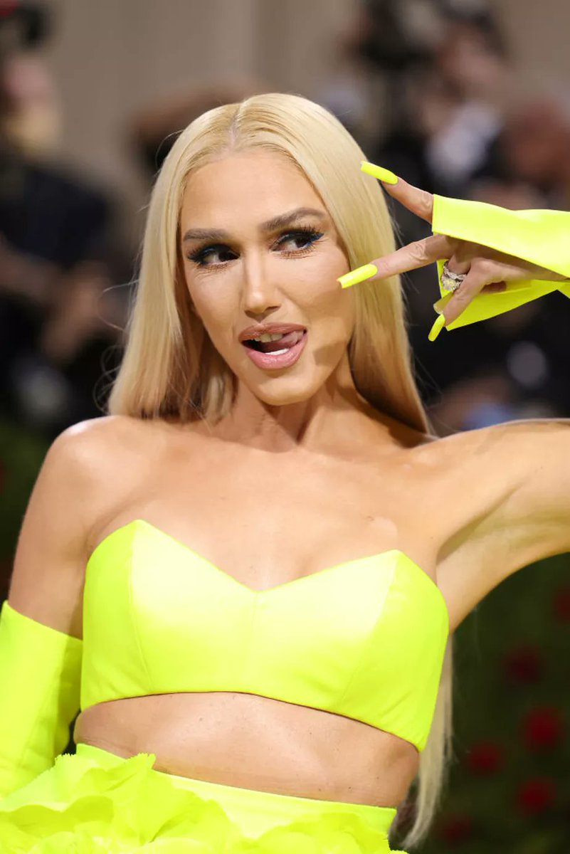 amodafashionz's tweet photo. Gwen Stefani vestindo Vera Wang e fazendo sua própria maquiagem para o Met Gala 22 👗👖👕
Como um ícone da moda totalmente pago, quando se trata de escolher uma roupa para o Met Gala, Gwen Stefani sempre entende a tarefa.
#gwenstefani #moda #MetGala2022 #MetGala #style #styk https://t.co/UILHq57z6f