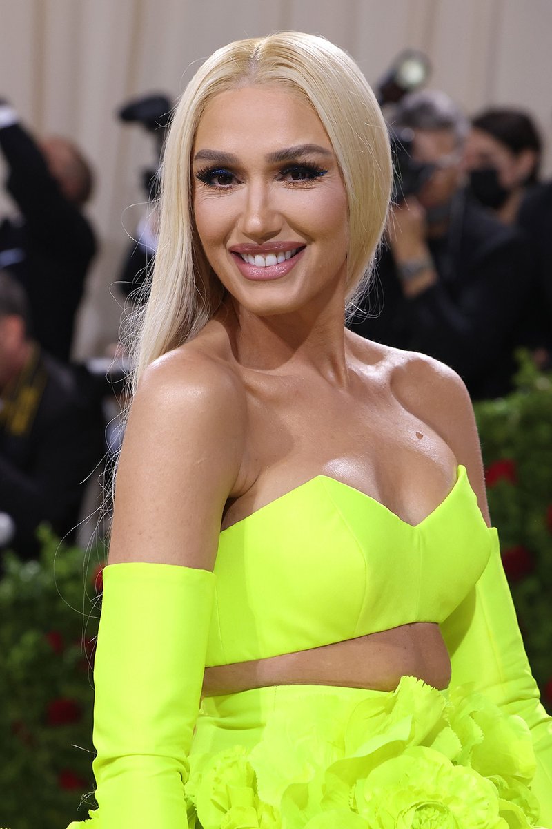 amodafashionz's tweet photo. Gwen Stefani vestindo Vera Wang e fazendo sua própria maquiagem para o Met Gala 22 👗👖👕
Como um ícone da moda totalmente pago, quando se trata de escolher uma roupa para o Met Gala, Gwen Stefani sempre entende a tarefa.
#gwenstefani #moda #MetGala2022 #MetGala #style #styk https://t.co/UILHq57z6f