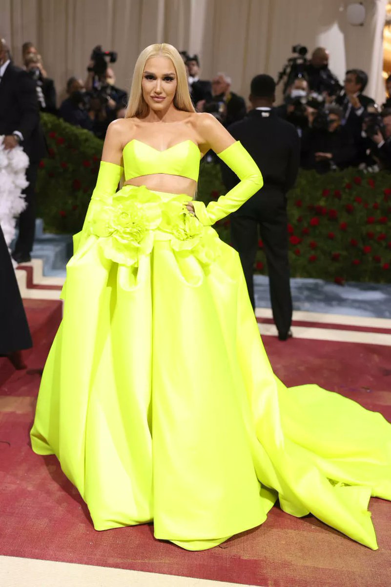 amodafashionz's tweet photo. Gwen Stefani vestindo Vera Wang e fazendo sua própria maquiagem para o Met Gala 22 👗👖👕
Como um ícone da moda totalmente pago, quando se trata de escolher uma roupa para o Met Gala, Gwen Stefani sempre entende a tarefa.
#gwenstefani #moda #MetGala2022 #MetGala #style #styk https://t.co/UILHq57z6f