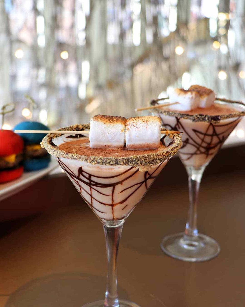 Th perfect cocktail for any movie is our S'mores cocktail! Marshmallow and chocolate with a graham cracker rim! 😋 🍫 #SanDiego #TheatreBoxSD #viralfoods #viralrestauarants #SugarFactory 📸: @mantripping