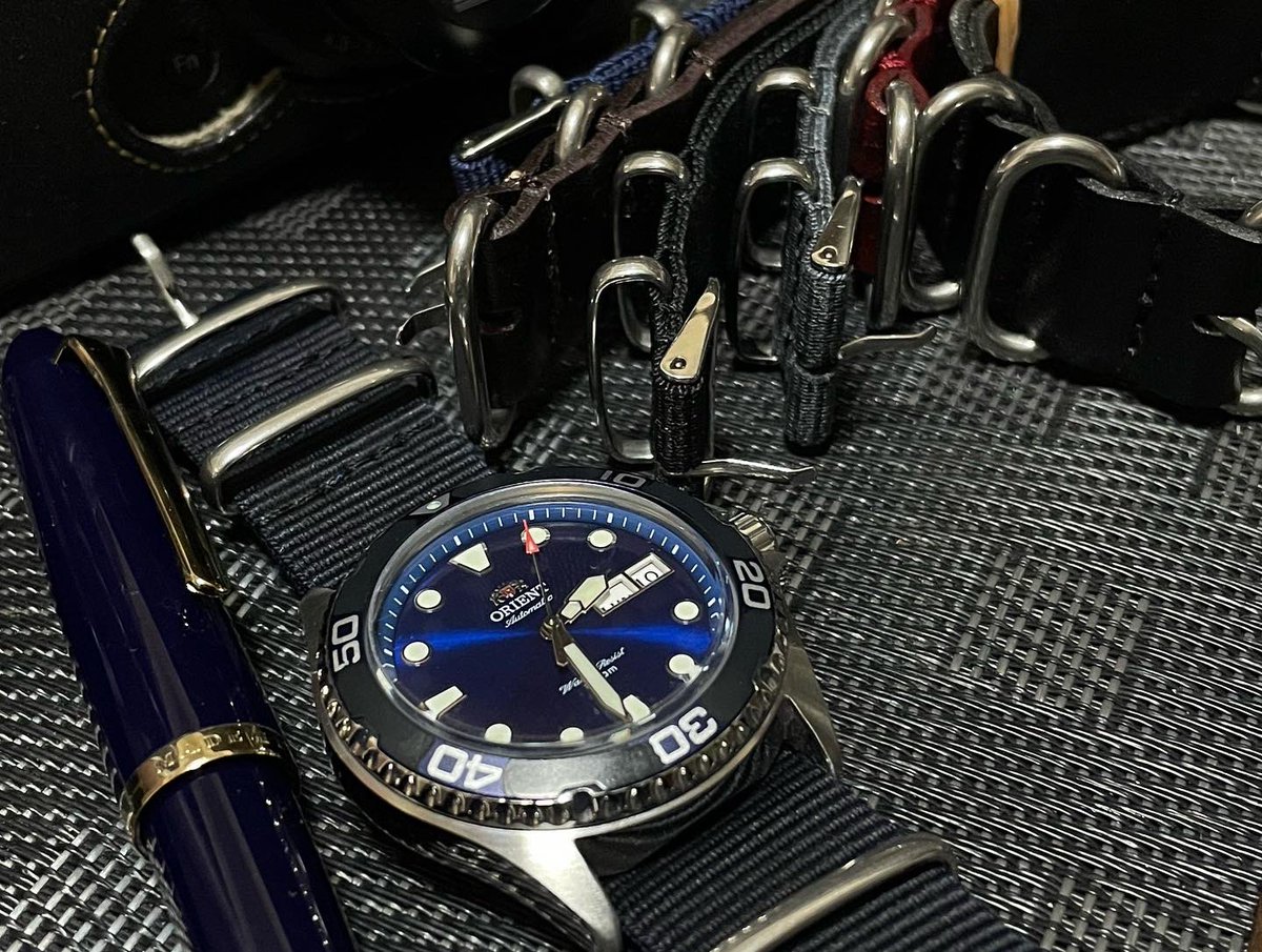 shinzenOKADA's tweet photo. 今日も頑張ってくれた時計。最近はオリエントのダイバーモデルばかり。
春、アクティブな雰囲気出すには、気持ち的には、どうしてもアクティブな雰囲気の時計でブレザー、そして、作業にも向いてるし。
さ、では、明日のために寝ますか。
#orientray2
#orientray2blue
#orientwatch
#Orient https://t.co/wbgN7V1BMs