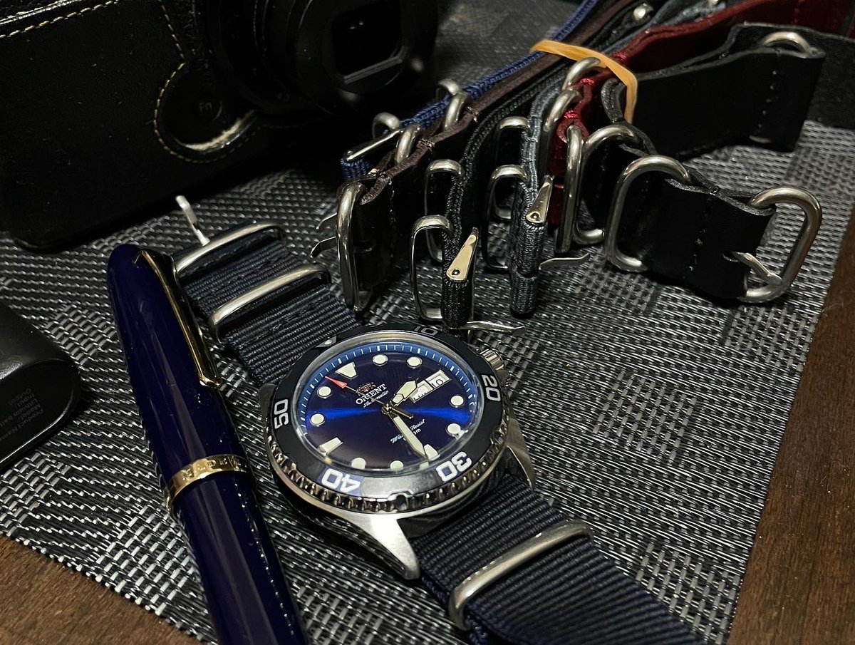shinzenOKADA's tweet photo. 今日も頑張ってくれた時計。最近はオリエントのダイバーモデルばかり。
春、アクティブな雰囲気出すには、気持ち的には、どうしてもアクティブな雰囲気の時計でブレザー、そして、作業にも向いてるし。
さ、では、明日のために寝ますか。
#orientray2
#orientray2blue
#orientwatch
#Orient https://t.co/wbgN7V1BMs