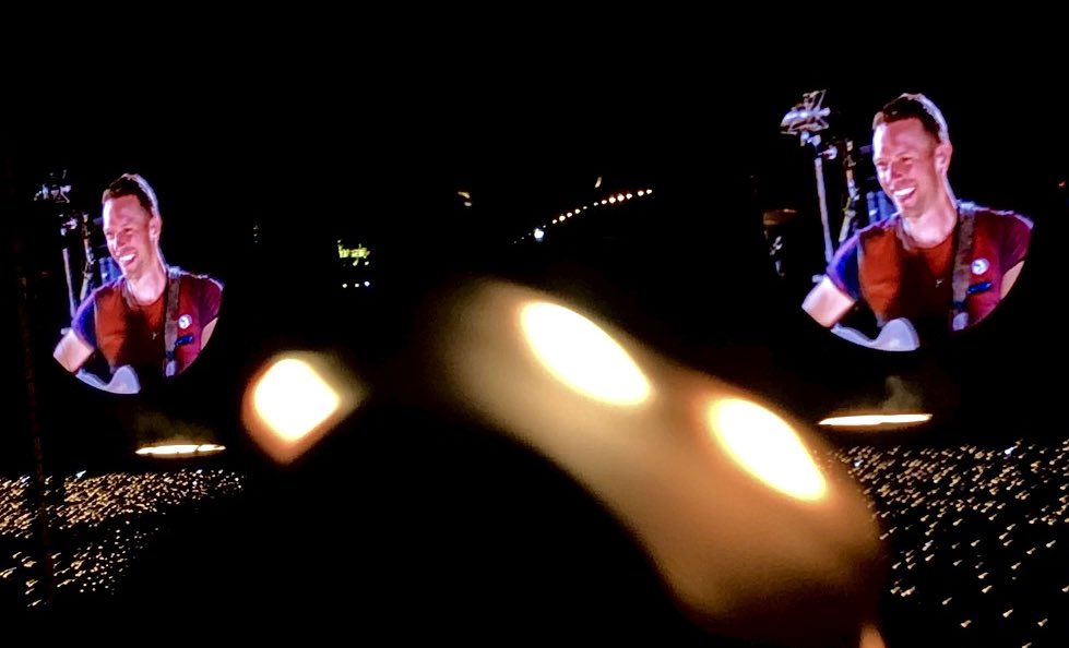 isahuhe98's tweet photo. Pasarán los meses y seguiré hablando del día que fui a ver @coldplay  no sé es algo tan mágico que marco el inicio de una nueva Isa ✨#Coldplay #MusicOfTheSpheresWorldTour  #Yellow https://t.co/jut4KajGie