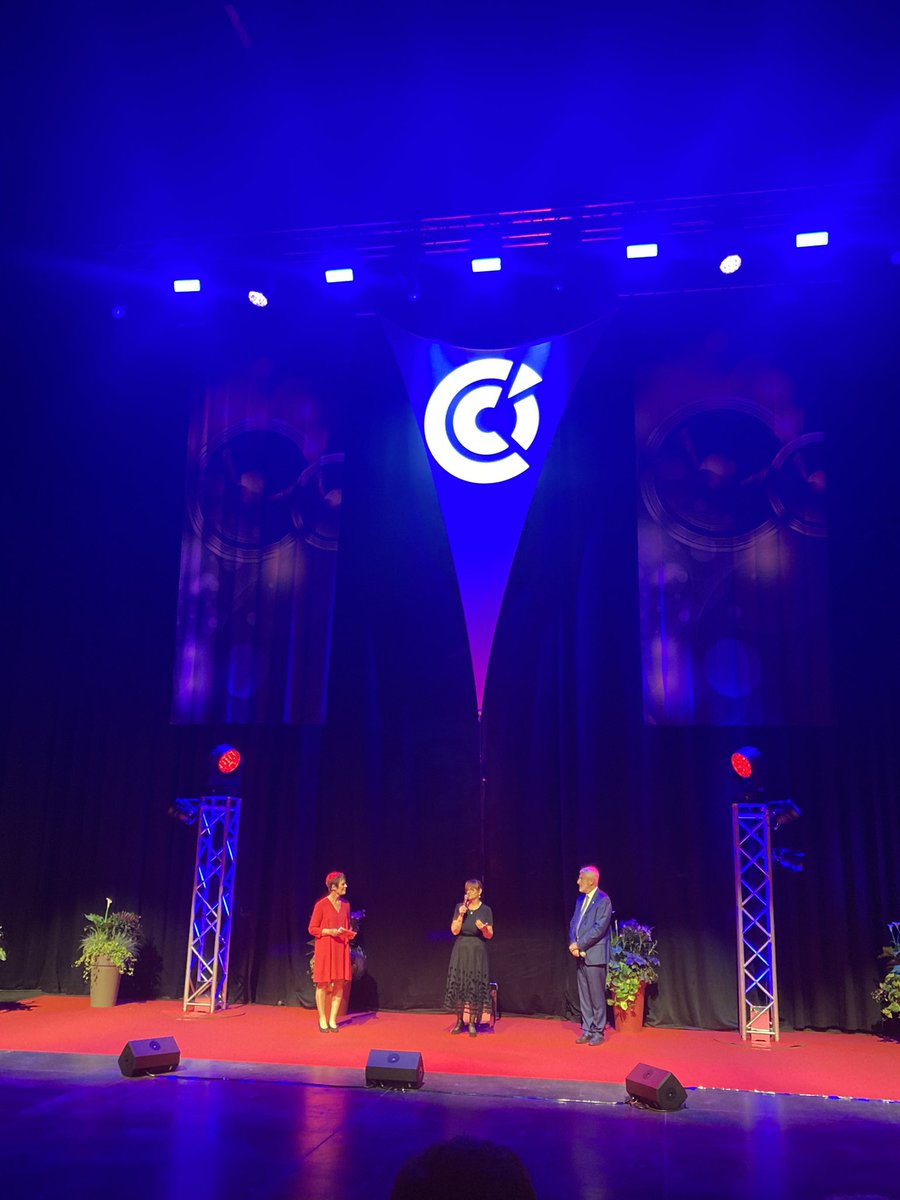 BeaudouinTh's tweet photo. Beaucoup de monde ce soir au @ZENITHLIMOGES pour la remise des diplômes des écoles de la @CCILimoges
Félicitations aux diplômés 👍🍾
#isih #escs https://t.co/QPI3YxmCMJ