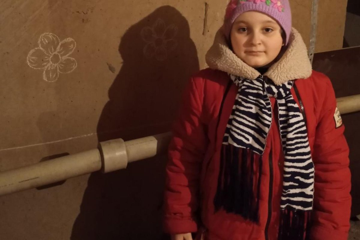 Esta será la tercera semana que Oleksandra, de 7 años, pasa en el sótano con su familia en Járkov.
Cuando las explosiones sacuden las paredes, apenas ya parpadea.
En toda #Ucrania, familias como la suya hacen lo posible para sobrevivir a la violencia unicef.es/noticia/ucrani…