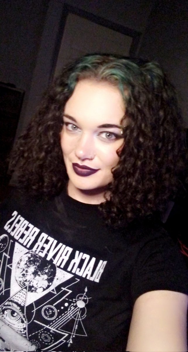 MykieFoxx's tweet photo. #selfiedump #newtotwitter #selfie #headshot #inspiringmodel #model #modeling #curlyhair #goth #makeup #BlackRiverRebels https://t.co/glOyPAh0bT
