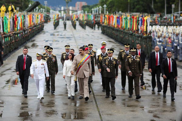 NicolasMaduroFE's tweet photo. En respuesta a él #DesfileDeRisia y el #PutinDay, las fuerzas bolivarianas de Venezuela demuestran su poderío https://t.co/qBKMP2OJTG