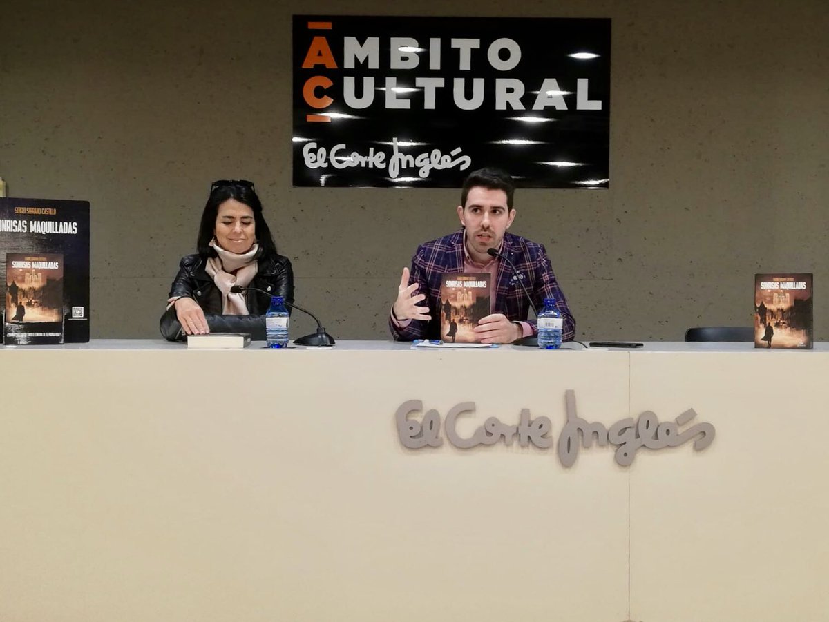 #SonrisasMaquilladas hace parada en <a href="/elcorteingles/">El Corte Inglés</a> de #Pamplona. Fue un placer haber presentado la novela en la capital de mi tierra. Además, la compañía e intervención de Mercedes Medina, antigua profesora y Doctora en Comunicación en <a href="/unav/">Universidad de Navarra</a>, fue el broche de oro 📚🖋