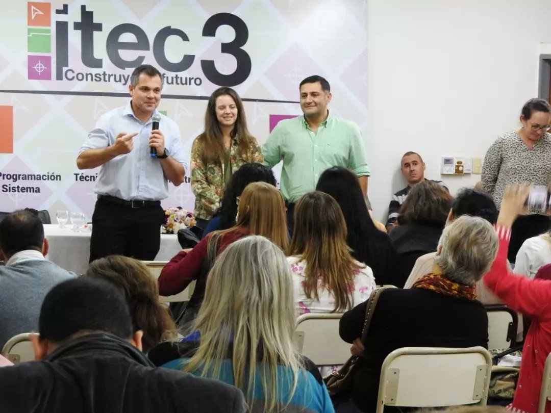 #Hoy, Reunión con Directivos y Secretarios de Institutos Superiores de Educación Técnica Profesional. 
Compromiso, Gestión y Organización caracterizan nuestro trabajo.
<a href="/herrerayflia/">Oscar Herrera Ahuad</a>
<a href="/passalacquaok/">Hugo Passalacqua</a>
<a href="/cjdechat/">Christian Dechat</a> 
<a href="/grillo141/">Ruben Dario</a> 
<a href="/maidanamis/">Mauricio Maidana ⭐️⭐️⭐️</a> 
<a href="/jalbertogalarza/">Juan Alberto Galarza</a>
<a href="/CGEMisiones/">CGE Misiones</a>
<a href="/udpm_misiones/">UDPM</a>