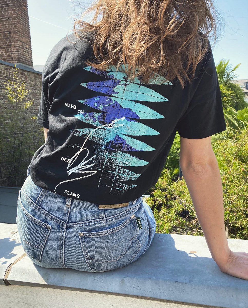 👕 Neues Shirt jetzt vorbestellbar❣️Auf Tour habt ihr uns schon leergekauft, jetzt printen wir nochmal nach. Um nicht unnötig Ressourcen zu verbrauchen, sammeln wir eure Bestellungen bis Ende Mai. 💯 Bio-Baumwolle 🌱 Fairtrade 🌈 Unisex
👉 rb.gy/3inwdi