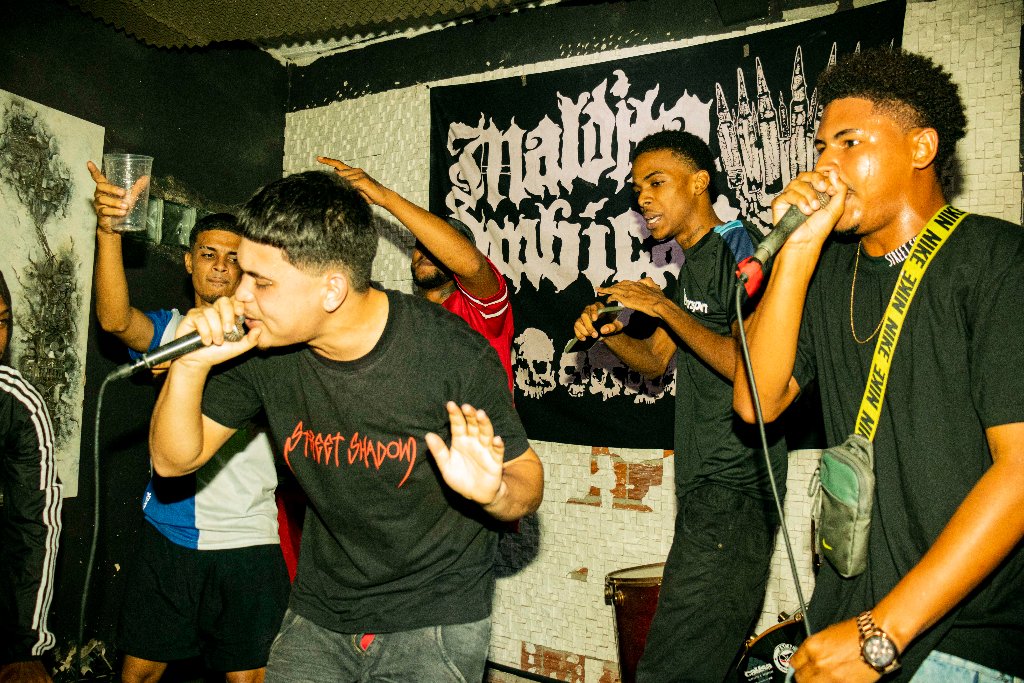 nobrokeyang's tweet photo. VEM COM OS 013LOKO‼ On Gang❤💚❤💚❤💚

Click do evento Realizado pela @mafiacaicaraprod
Shot by: @eusanchezzz

@os013_loko /@streetshadowofficial 

4EBBR❤💚 16/05 em todas as Plataformas De Streans‼

#bxdsantista #armadilhas #nobrokeyang #feed #explorar #pg #os013 https://t.co/WfIG5Ih0Hx