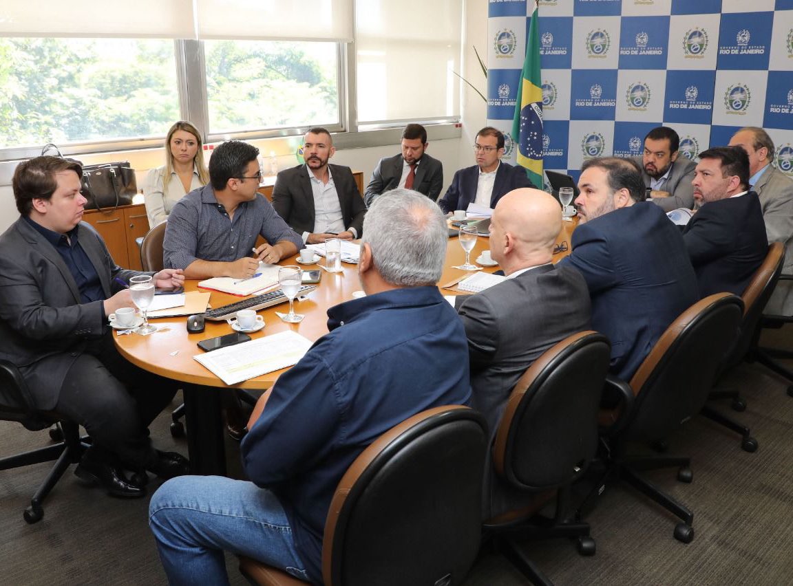 claudiocastroRJ's tweet photo. Comecei o dia reunido com a equipe de trabalho do #CidadeIntegrada. Monitoramos diretamente cada passo do programa e planejamos as ações. Nesta semana, faremos entregas importantes aos moradores de Jacarezinho. Entre elas, a #Casa do Trabalhador e o espaço #Desenvolve Mulher. https://t.co/t1Wdt3AGYI