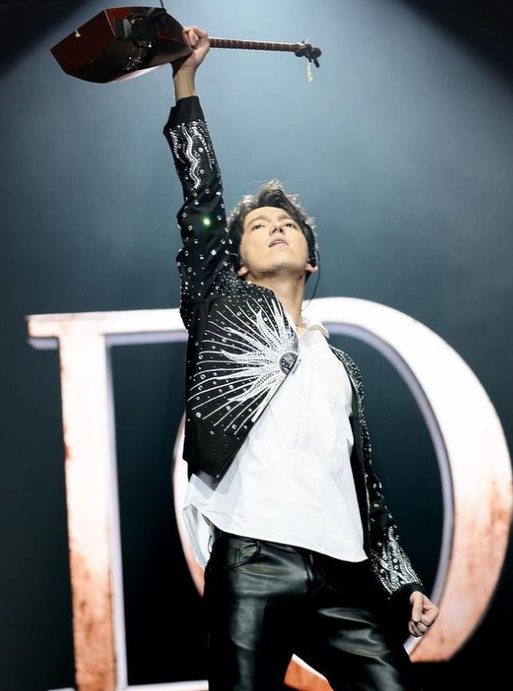 2258nana's tweet photo. I don't even know that it's better to just hear Dimash's charming voice on Spotify 🎧, or listen, distracted by his beauty, on YouTube 👀
@dimash_official
#FlyAway
#BeWithMe
#DimashKazakhVoice
#DimashQudaibergen
#NewSong
#NewMusic
#WaitingForDimash
https://t.co/Pcy1Xl2MvT https://t.co/V4n8ES9p5H