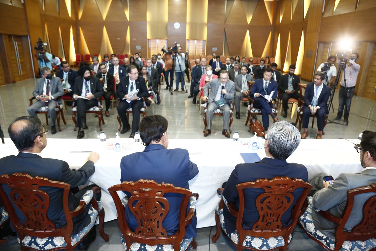 USBanglaTrade's tweet image. US Executives raised critical industry recommendations with the foreign minister, encouraging that commercial, trade and economic relations are a strategic pillar of the U.S.-Bangladesh partnership.

#USBD
#USBBC
#USBDTies