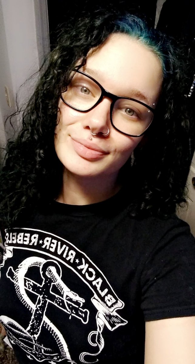 MykieFoxx's tweet photo. #selfiedump #newtotwitter #selfie #headshot #inspiringmodel #model #modeling #curlyhair #nerd #glasses https://t.co/hhAqRbxhAe