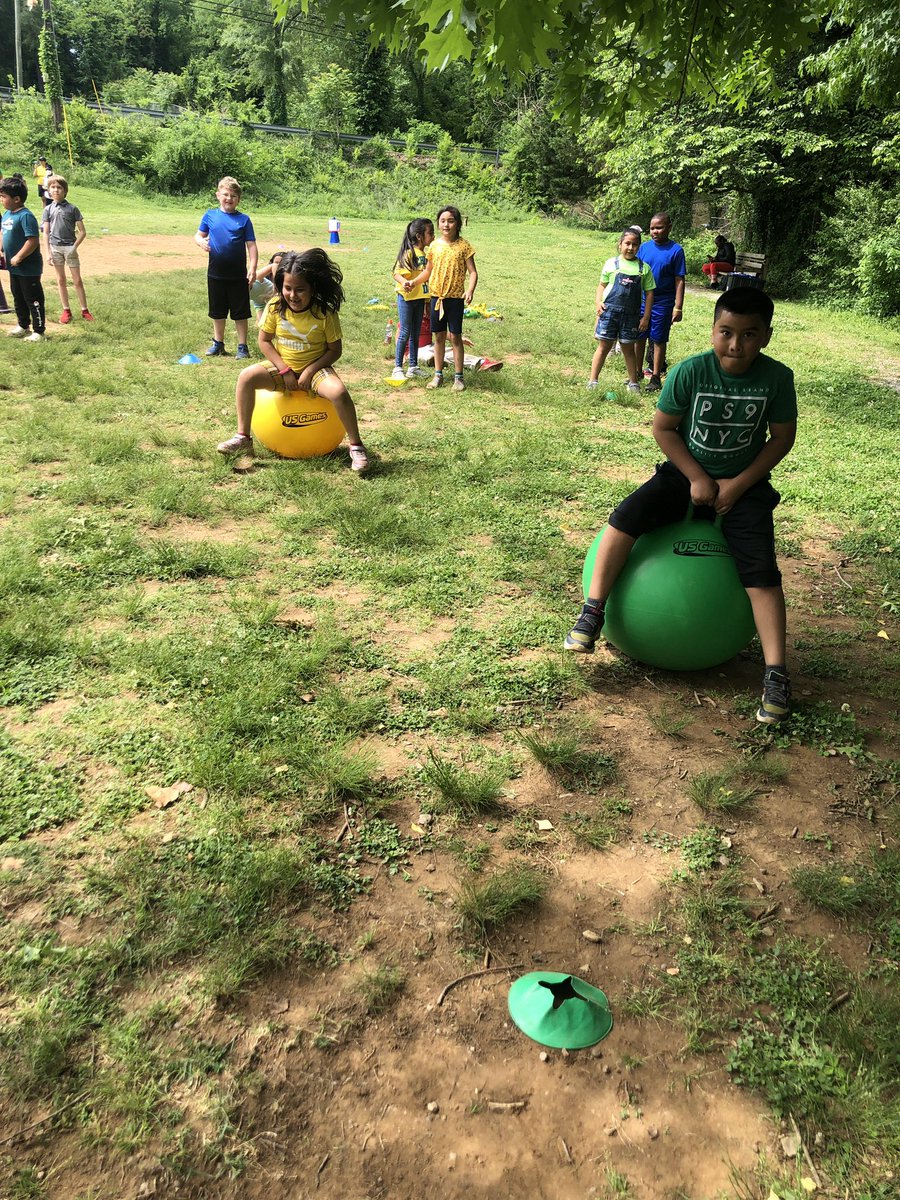 ReadWriteAway's tweet photo. We’re having a great day MOVING OUTSIDE ALL DAY for field day at Whitsitt! @MNPS_kidshealth #MNPSWellnessWeek2022 https://t.co/W6FoM6zMJq