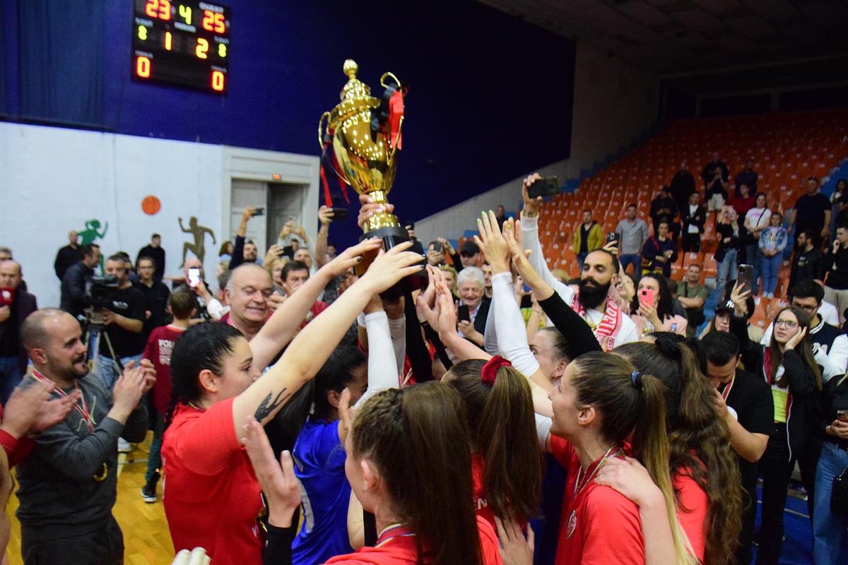pallatisportit's tweet photo. Kampionati Kombëtar për sezonin 2021/2022 në volleyball arriti te finalizohej me fitoren🏆 e skuadrës së Skenderbut pas përballjes me skuadrën vendase Tirana.🏐🤾🏻♀️🥳🥳
#swipeformore📸➡️
#volleyball🏐
#winner
#champions🏆🏐 https://t.co/nIKgg8ogaH