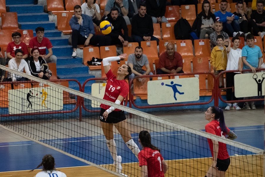 pallatisportit's tweet photo. Kampionati Kombëtar për sezonin 2021/2022 në volleyball arriti te finalizohej me fitoren🏆 e skuadrës së Skenderbut pas përballjes me skuadrën vendase Tirana.🏐🤾🏻♀️🥳🥳
#swipeformore📸➡️
#volleyball🏐
#winner
#champions🏆🏐 https://t.co/nIKgg8ogaH