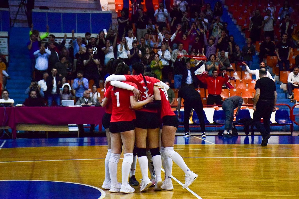 pallatisportit's tweet photo. Kampionati Kombëtar për sezonin 2021/2022 në volleyball arriti te finalizohej me fitoren🏆 e skuadrës së Skenderbut pas përballjes me skuadrën vendase Tirana.🏐🤾🏻♀️🥳🥳
#swipeformore📸➡️
#volleyball🏐
#winner
#champions🏆🏐 https://t.co/nIKgg8ogaH