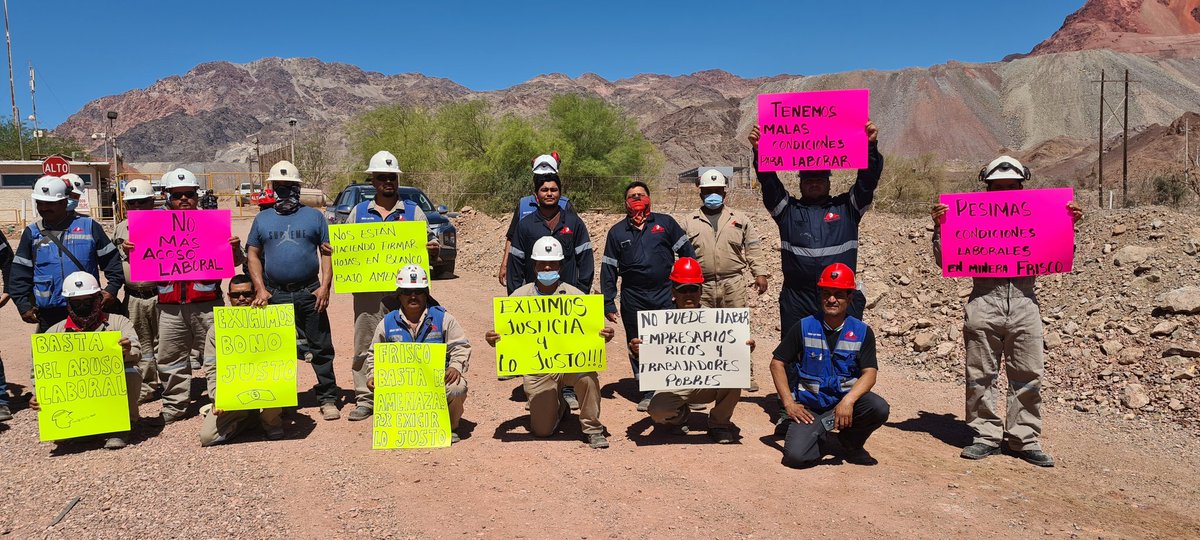 MinerosMexCROC's tweet photo. Protesta por intimidación laboral, ostigamiento, amenazas de los ingenieros. solicitamos equipo de protección personal en buenas condiciones para ejecutar las labores cotidianas. Unidad san Felipe Minera Frisco @IsaiasSiCumple @davidoq @STPS_mx @LuisaAlcalde @lopezobrador_ https://t.co/1ErLCvyFSO
