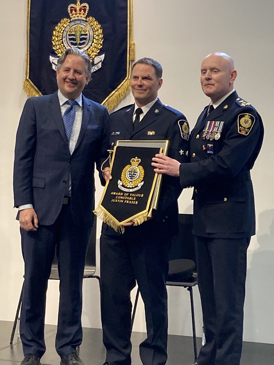 1/2 Le maire de Vancouver @kennedystewart et le chef de la police de vcr @ChiefPalmer remettent le Prix de la bravoure 2022 à l’agent Justin Fraser. #icicb