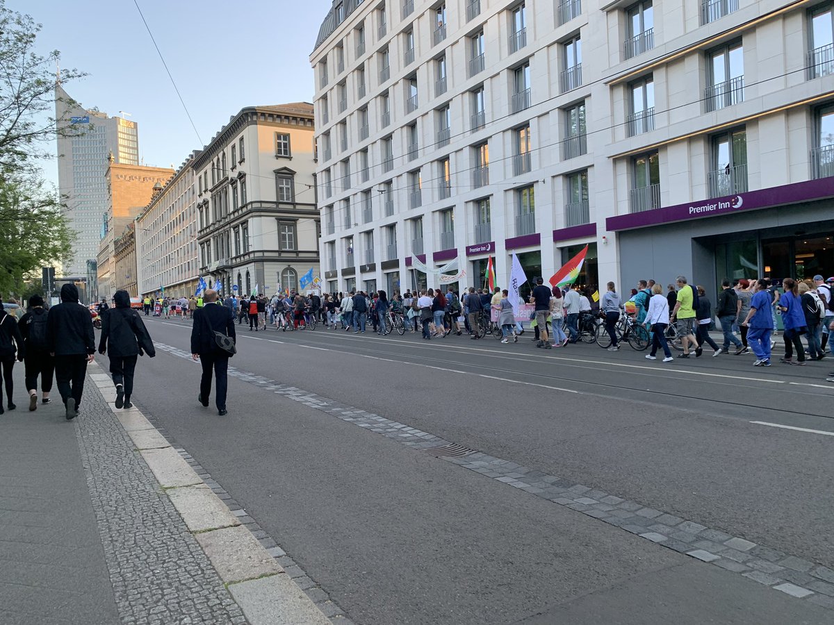 bierundliebe's tweet photo. Heulende Kinder, die von ihren völlig verblendeten Eltern jeden Montag auf Demos mitgeschleift werden, fernab von jeder Realität. Ich hab keine Worte mehr für diese dämliche Scheiße. #le0905 https://t.co/ZOibjdPVXO