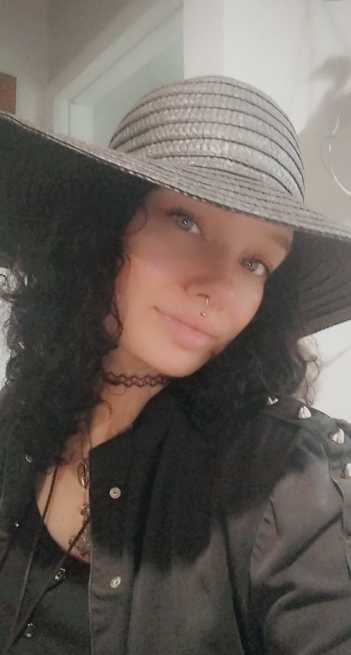 MykieFoxx's tweet photo. #selfiedump #newtotwitter #selfie #headshot #inspiringmodel #model #modeling #curlyhair #sunhat #feelingmyself https://t.co/yb0JU0oO0G