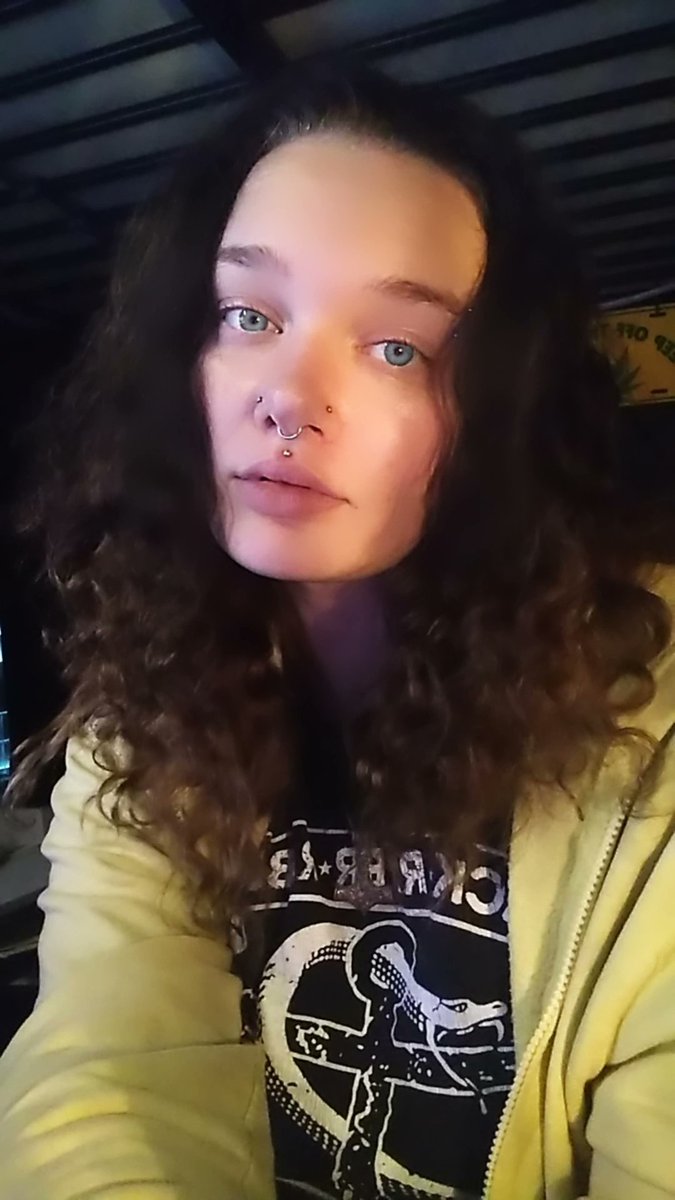 MykieFoxx's tweet photo. #selfiedump #newtotwitter #selfie #headshot #inspiringmodel #model #modeling #curlyhair https://t.co/1A1UWyGVhU