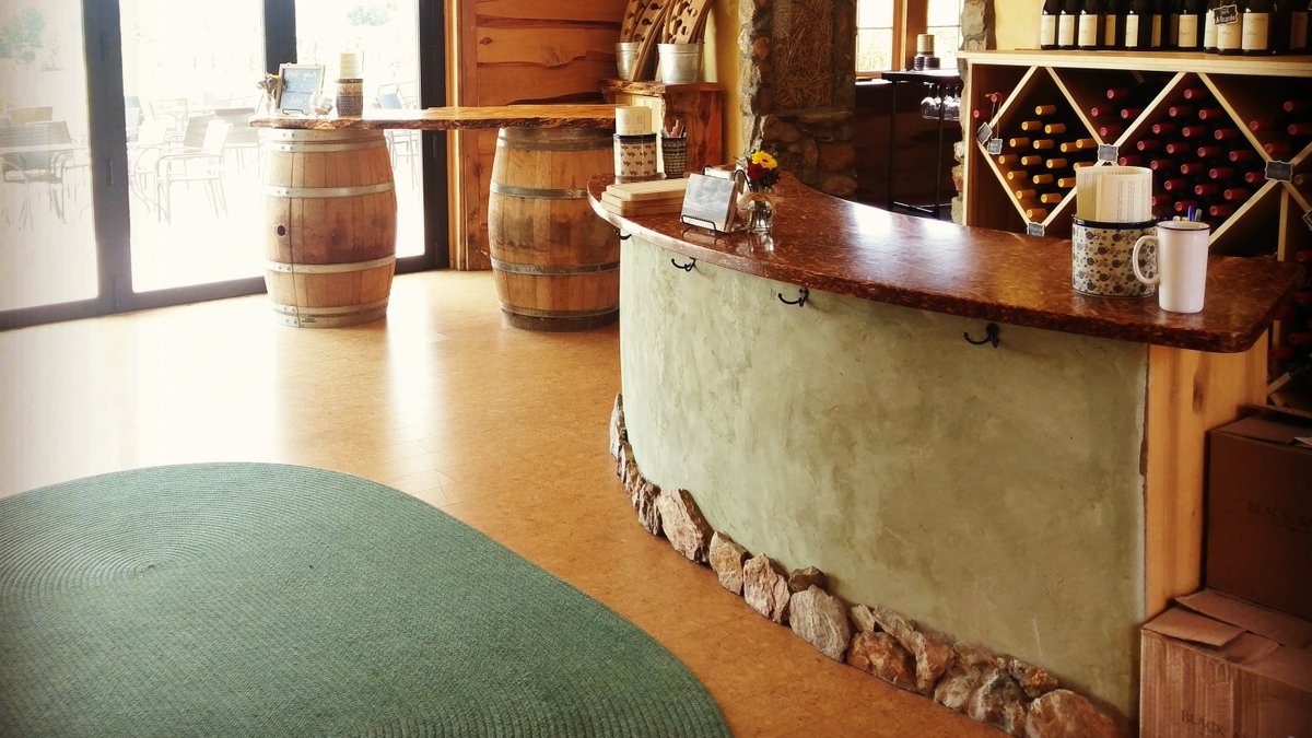 buildnaturally's tweet photo. I've been working w/ @blackanklevineyards for over 15 yrs. It's a great place to see several natural building techniques in one place...including a building w 3' deep walls!😲
+their wine is biodynamic & yummy🙃
#naturalbuilding #strawbale #netzero #solarpower #buildnaturally https://t.co/t4TUrnKWhO