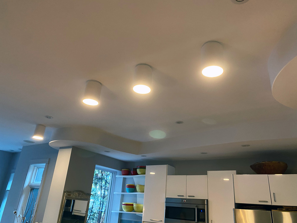YourFrenchTouch's tweet photo. Cylinder flush mount pot lights to provide you with targetted light and enhance a modern atmosphere
#Ottawa #renovation #kitchenremodel # https://t.co/TNZr8qQyah