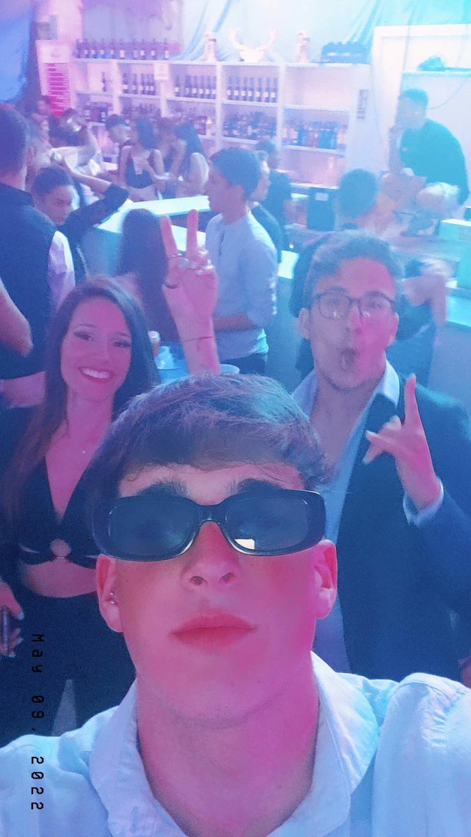 _mguede_'s tweet photo. Ns ni qnes son los q están posando detrás mía , pero buena noche la de ayer JAJAJAJAJAJAJ https://t.co/fLNQjjK3I3