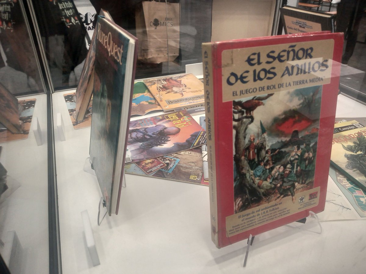 quimtuk's tweet photo. Lo primero, pasearme por la expo de juegos de rol que @celspinol y @ElSistemaD13 montaron en la sección #ComicFantasy22 (comisionada por el primero) y babear con los incunables... Pero esque además va Cels, que es un encanto, y el tío me mete en... https://t.co/7sE0RuOC9G