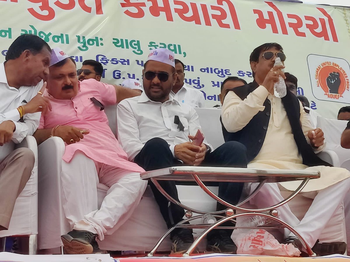 Rakes_Kantharia's tweet photo. આજે સત્યાગ્રહ છાવણી, ગાંધીનગર ખાતે #પેન્શન_સત્યાગ્રહ_ધરણા માં ખુબ મોટી સંખ્યામાં હાજર રહી તેને સફળ બનાવનાર પ્રત્યેક કર્મચારીઓ નો ખુબ ખુબ આભાર.... 

हमारा मिशन।
पुरानी पेंशन।

રાકેશ કંથારીયા
રાષ્ટ્રિય સલાહકાર અને
પ્રભારી ગુજરાત - NOPRUF 
તા.૦૯/૦૫/૨૦૨૨ https://t.co/pkKOeIavEB