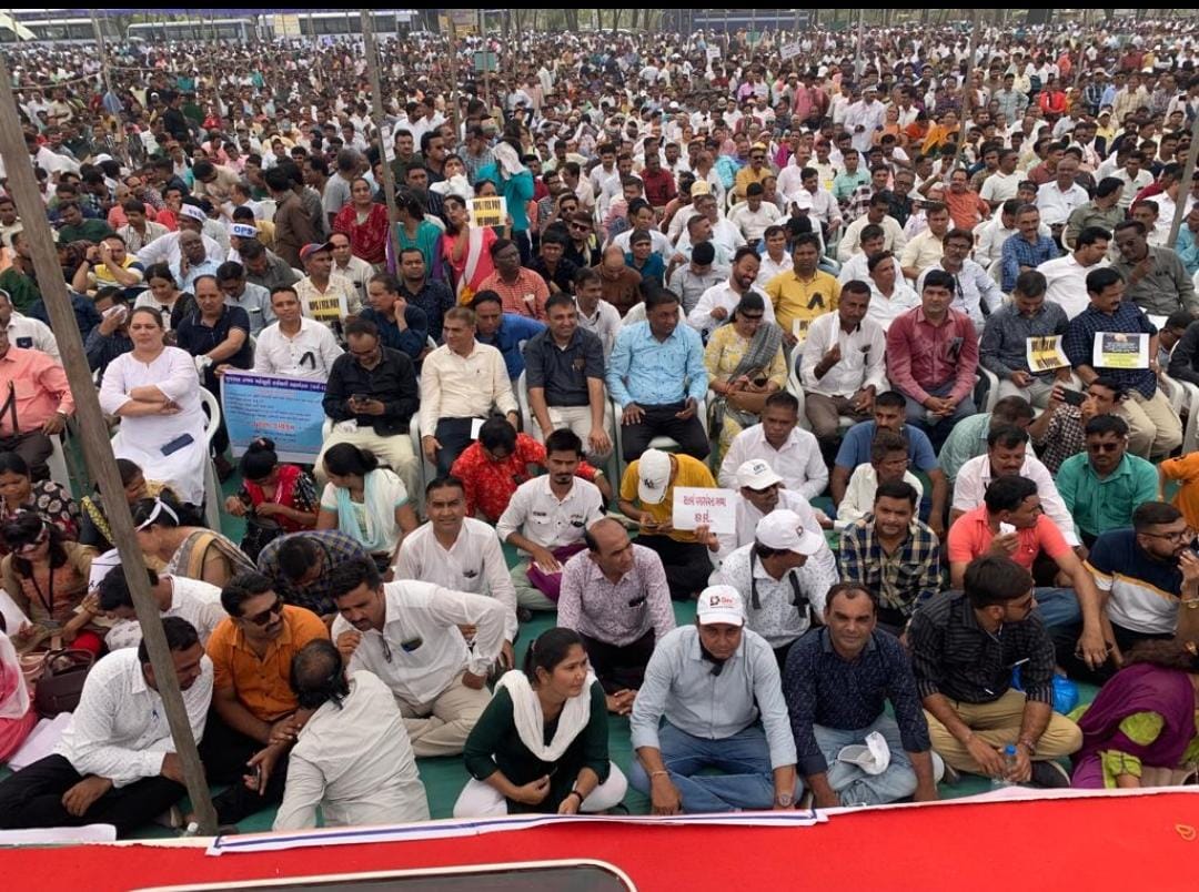 Rakes_Kantharia's tweet photo. આજે સત્યાગ્રહ છાવણી, ગાંધીનગર ખાતે #પેન્શન_સત્યાગ્રહ_ધરણા માં ખુબ મોટી સંખ્યામાં હાજર રહી તેને સફળ બનાવનાર પ્રત્યેક કર્મચારીઓ નો ખુબ ખુબ આભાર.... 

हमारा मिशन।
पुरानी पेंशन।

રાકેશ કંથારીયા
રાષ્ટ્રિય સલાહકાર અને
પ્રભારી ગુજરાત - NOPRUF 
તા.૦૯/૦૫/૨૦૨૨ https://t.co/pkKOeIavEB