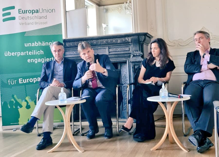 EuropaUnionBXL's tweet photo. Having an interesting discussion with MEP @petras_petras, @germanyintheeu Ambassador Ossowski and @EUCouncil CFSP advisor Petra Mahnic at our #EuropeDay event "The meaning of Europe today" at #HanseOffice, moderated by our @EuropaUnionBXL president @hoffmeister_eu. #EuropeDay2022 https://t.co/QJ5zMhafWM
