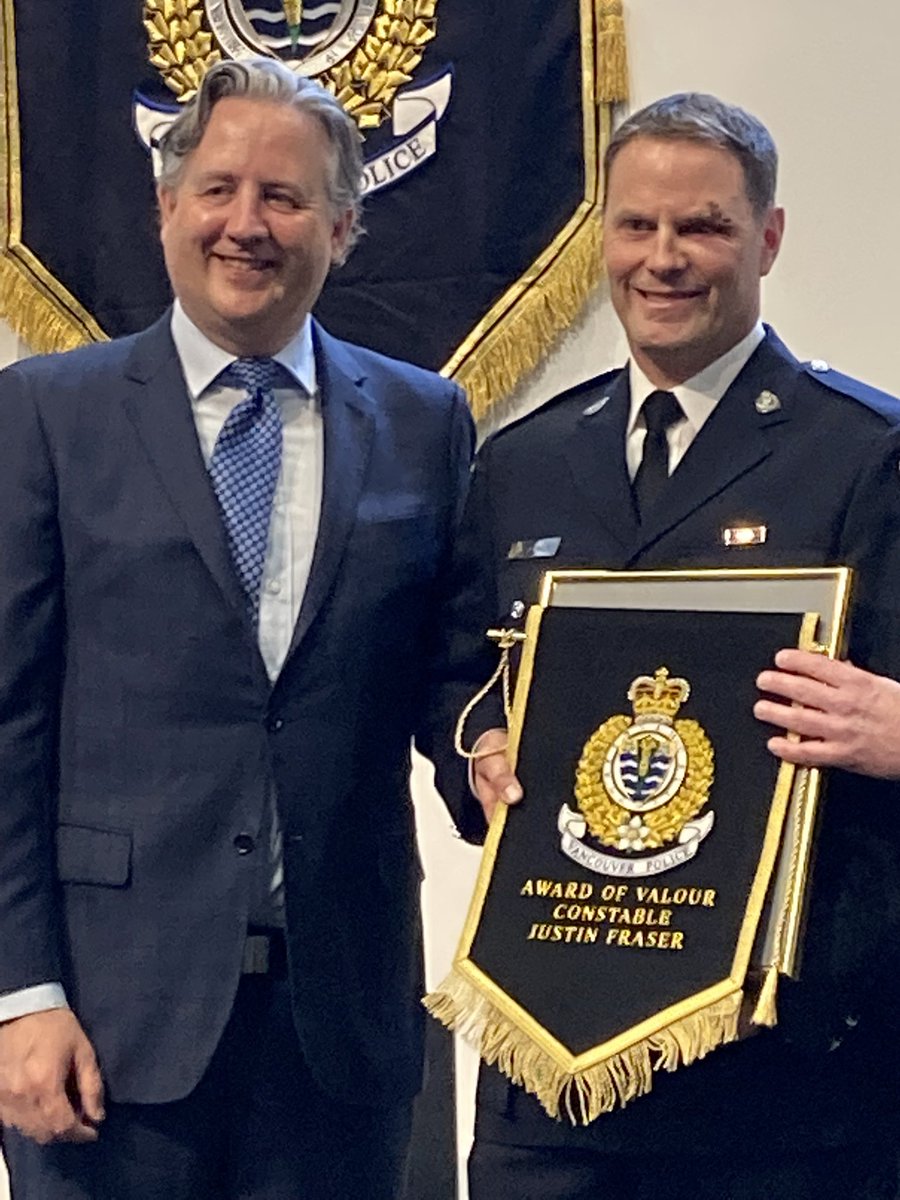 2/2 L’agent Justin Fraser n’a pas hésité, malgré avoir été poignardé à plusieurs reprises, à continuer à s’opposer au suspect d’un vol à mains armées dans un Canadian Tire. #icicb