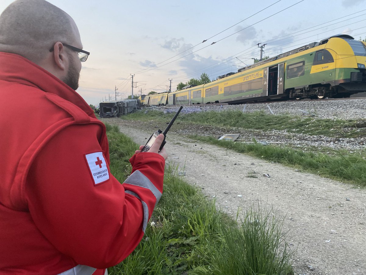 Wir stehen derzeit in Münchendorf mit zahlreichen Einsatzkräften bei einem Zugsunglück im #einsatz