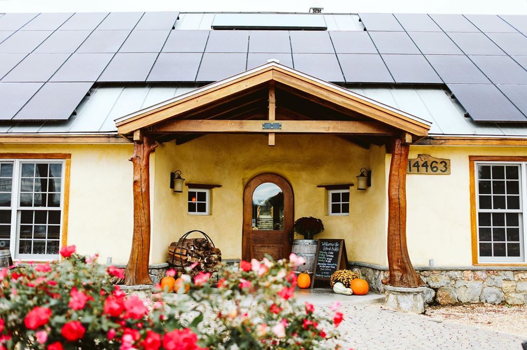 buildnaturally's tweet photo. I've been working w/ @blackanklevineyards for over 15 yrs. It's a great place to see several natural building techniques in one place...including a building w 3' deep walls!😲
+their wine is biodynamic & yummy🙃
#naturalbuilding #strawbale #netzero #solarpower #buildnaturally https://t.co/t4TUrnKWhO