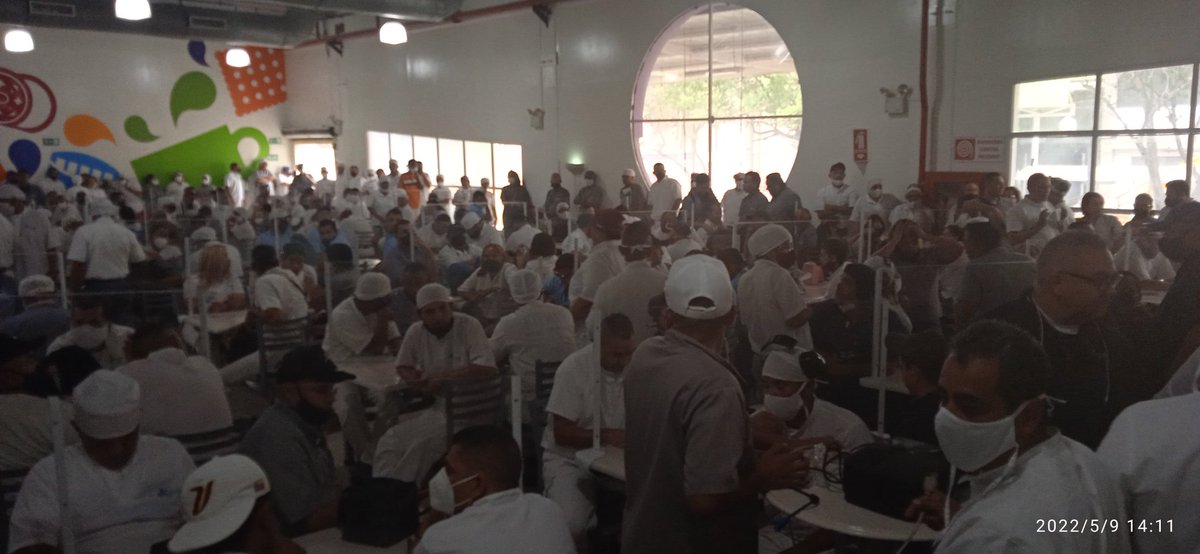 74Caramar's tweet image. #MondelezNoSomosEsclavos a esta hora se celebra una Asamblea General de trabajadores y trabajadoras en Mondelez antigua KRAFT Barquisimeto, donde las 3 Org SINDICALES exponen la situación actual y resultados de la lucha emprendida en Caracas.
@NicolasMaduro 
@min_joserivero